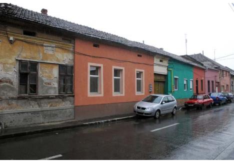 AŞA NU! Clădirile de pe strada Rimanoczy 6 sunt prezentate de Primărie ca un model de cum nu se face reabilitarea. Asta pentru că proprietarii şi-au vopsit faţadele fiecare după ce culori a preferat, rezultând o clădire mai pestriţă decât un papagal